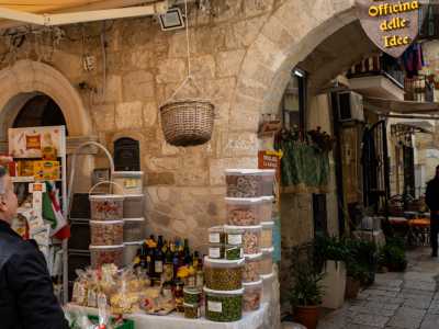 ...ordina la spesa a �domicilio� dal negozio di alimentari di sotto, calando gi� un cestino tramite una corda